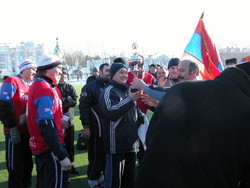 Die Siegermannschaft der armenischen Gemeinde nimmt den Pokal entgegen.