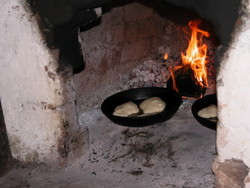 Nach alter Tradition werden Fladen im Ofen gebacken.