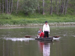 Der Auftakt des Festes mit der Ankunft per Kahn auf dem Ufa Fluss.