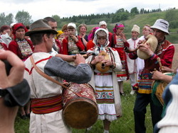 Mit traditioneller Musik beginnt das Fest.
