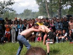 Ringen gehört zu den "sportlichen" Traditionen, ob unter Erwachsenen oder Kindern.