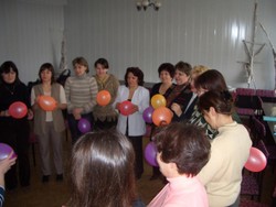 Kurz vor der groÃen Explosion. Gleich platzen alle Luftballons und Ã¼berraschen die Teilnehmer mit AufgabenkÃ¤rtchen. / ÐÐµ Ð·Ð°Ð´Ð¾Ð»Ð³Ð¾ Ð´Ð¾ Ð²Ð·ÑÑÐ²Ð°. ÐÑÐµ ÑÐ°ÑÑ Ð»Ð¾Ð¿Ð½ÑÑ Ð¸ ÑÐ´Ð¸Ð²Ð»ÑÑÑ ÑÑÐ°ÑÑÐ½Ð¸ÐºÐ¾Ð² ÐºÐ°ÑÑÐ¾ÑÐºÐ°Ð¼Ð¸ Ñ Ð·Ð°Ð´Ð°ÑÐ°Ð¼Ð¸.
